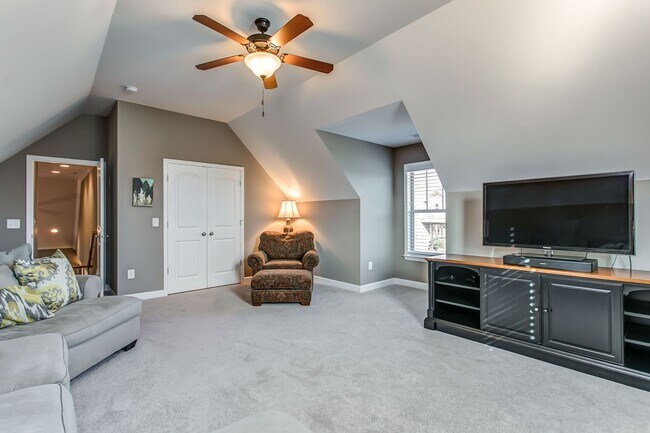 Building Photo - 4 Bedroom, 3 Bath Home w/ 2 Car Garage