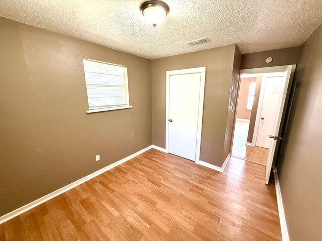 Building Photo - AVAILABLE NOW! 2 Bedroom / 1 Bath Duplex Near Brooks City Base!