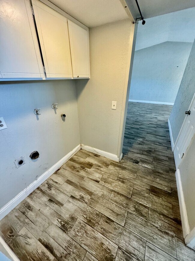 Building Photo - Spacious 2BD/2BTH with Private 2 Car Garage! (2nd Floor)