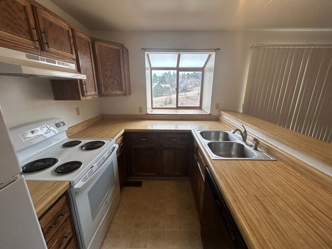 Building Photo - 2 Bed 2 Bath Condominium