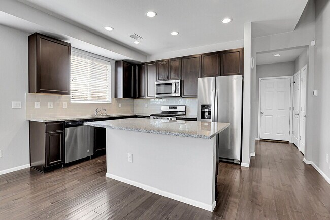 Building Photo - $2,750.00, 3 bed, 2.5 bath located in Denver