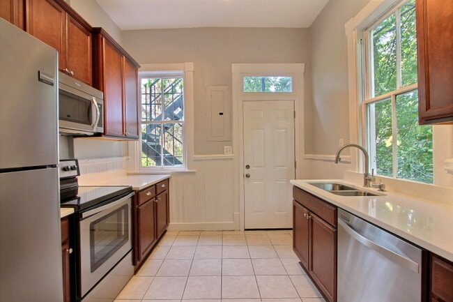 Kitchen - 711 Barnard St