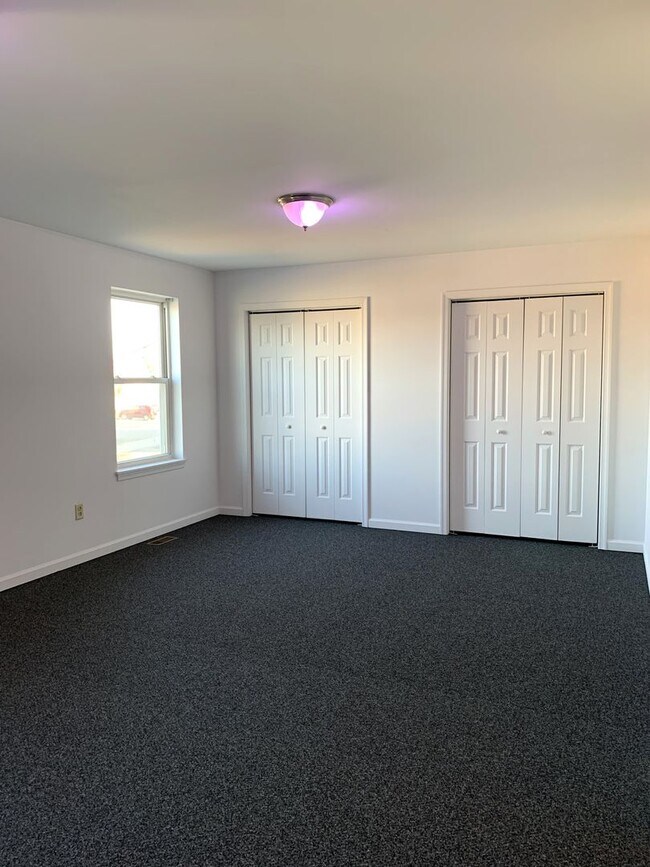 Building Photo - PERFECT COLLEGE RENTAL ONLY A HALF MILE FR...