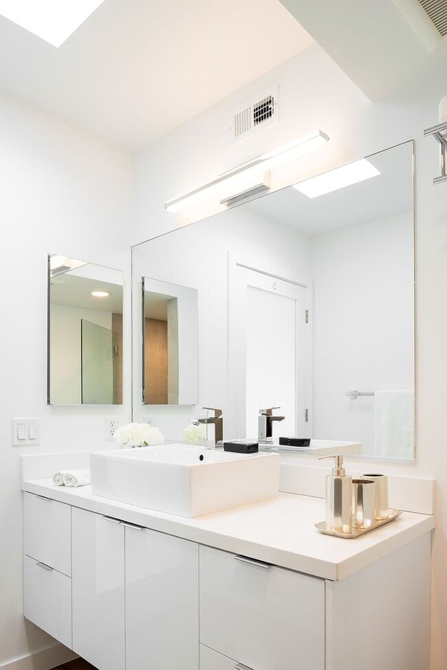 Building Photo - Off Melrose WEHO