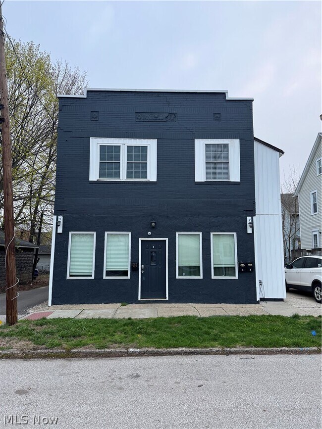 Building Photo - 667 W Park Ave