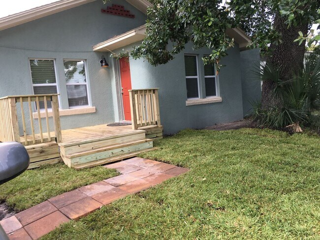 Building Photo - Remodeled 3-Bedroom Ranch Home Near UT and...
