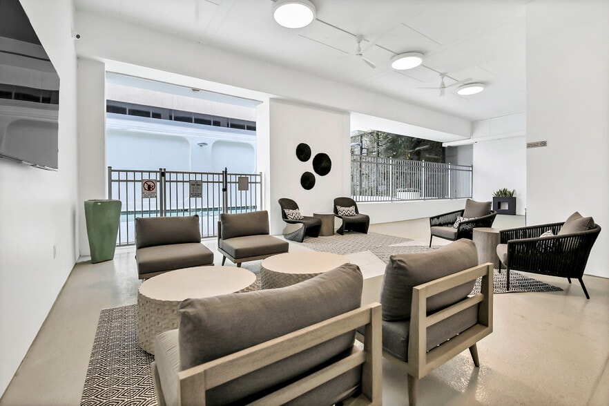 Covered Outdoor Space - The Palms on Main