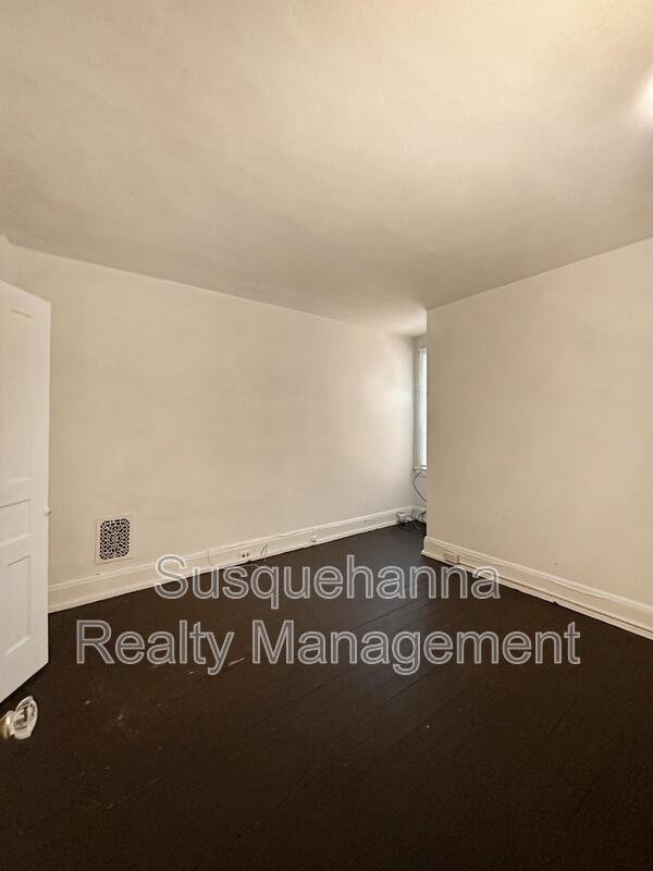Building Photo - 337 S 15th St