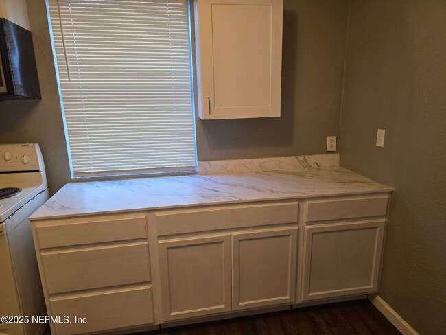 Building Photo - 1177 W 26th St