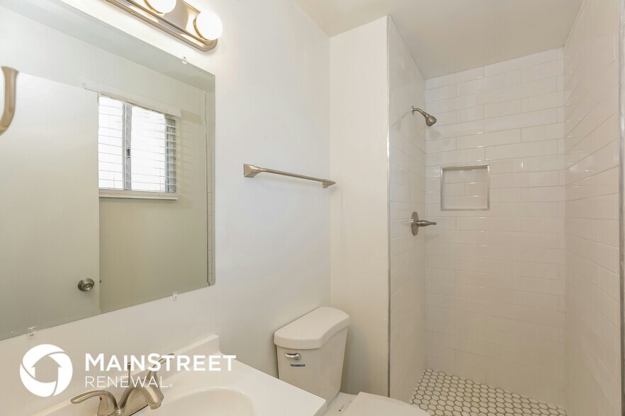 Building Photo - 1347 W 7th Dr