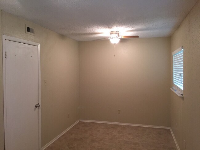Building Photo - College Station - 1 bedroom /1 bath condo in Northgate area!! - Walking or biking distance to TEX...