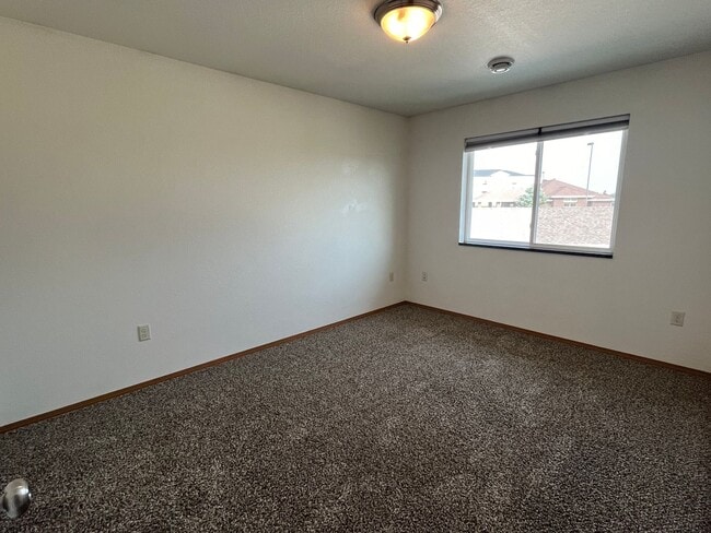 Building Photo - 2 Bed 1 Bath Single Stall Garage