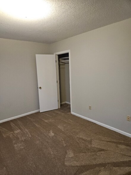 Building Photo - 491 Falls Ave