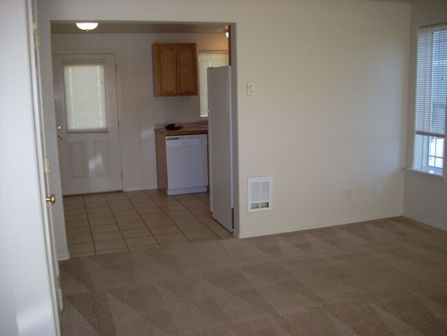 Building Photo - Conveniently Located 2 Bed/1.5 Bath Townhome in SW Redmond