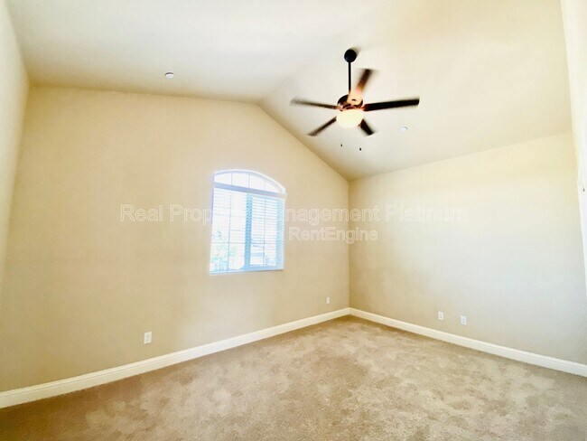 Building Photo - 6162 E Farrin Ave