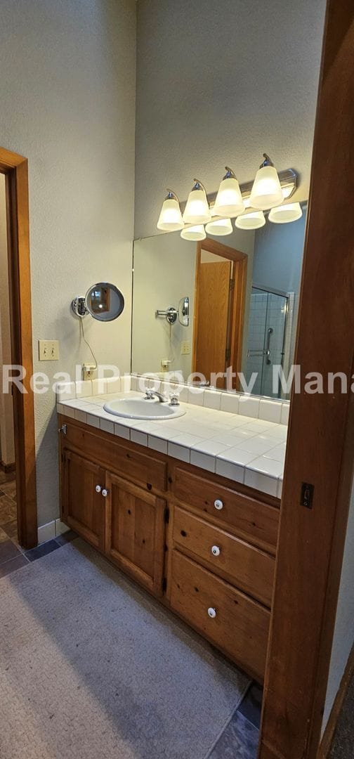 Building Photo - Charming 1-Bedroom Retreat in Desirable Ch...