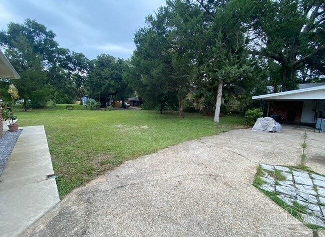 Building Photo - 814 W Gonzalez St