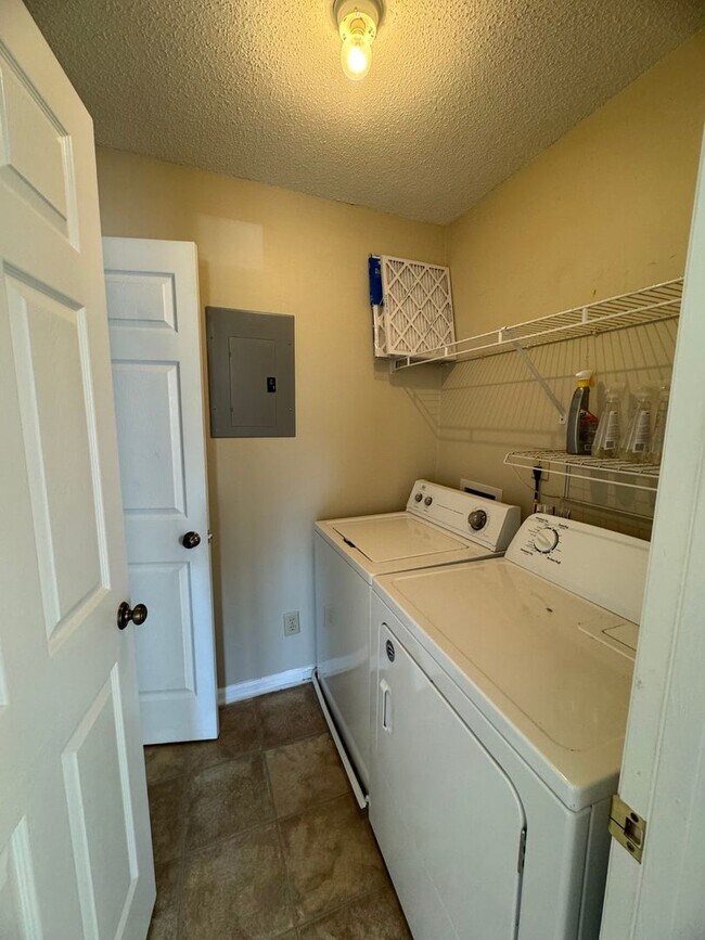 Building Photo - 2BR 2BA Condo beside Greenway
