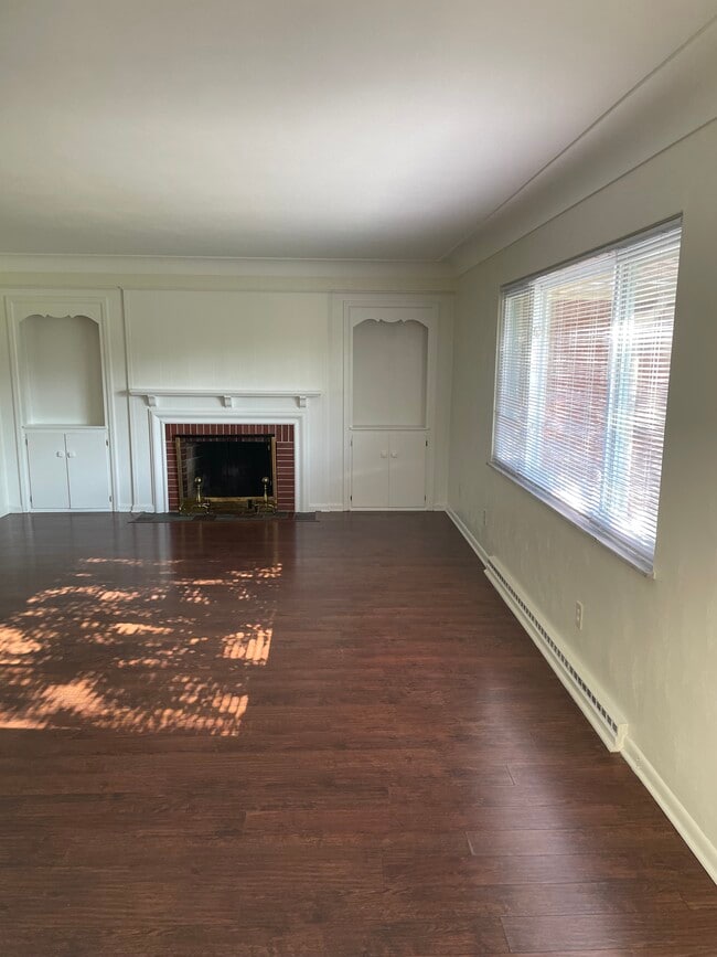 Living Room - 256 Williams St