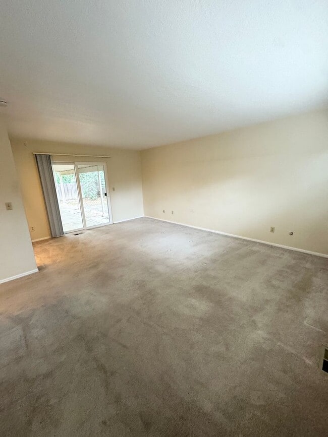 Building Photo - THREE BEDROOM TWO BATH  HOME in the Pocket...