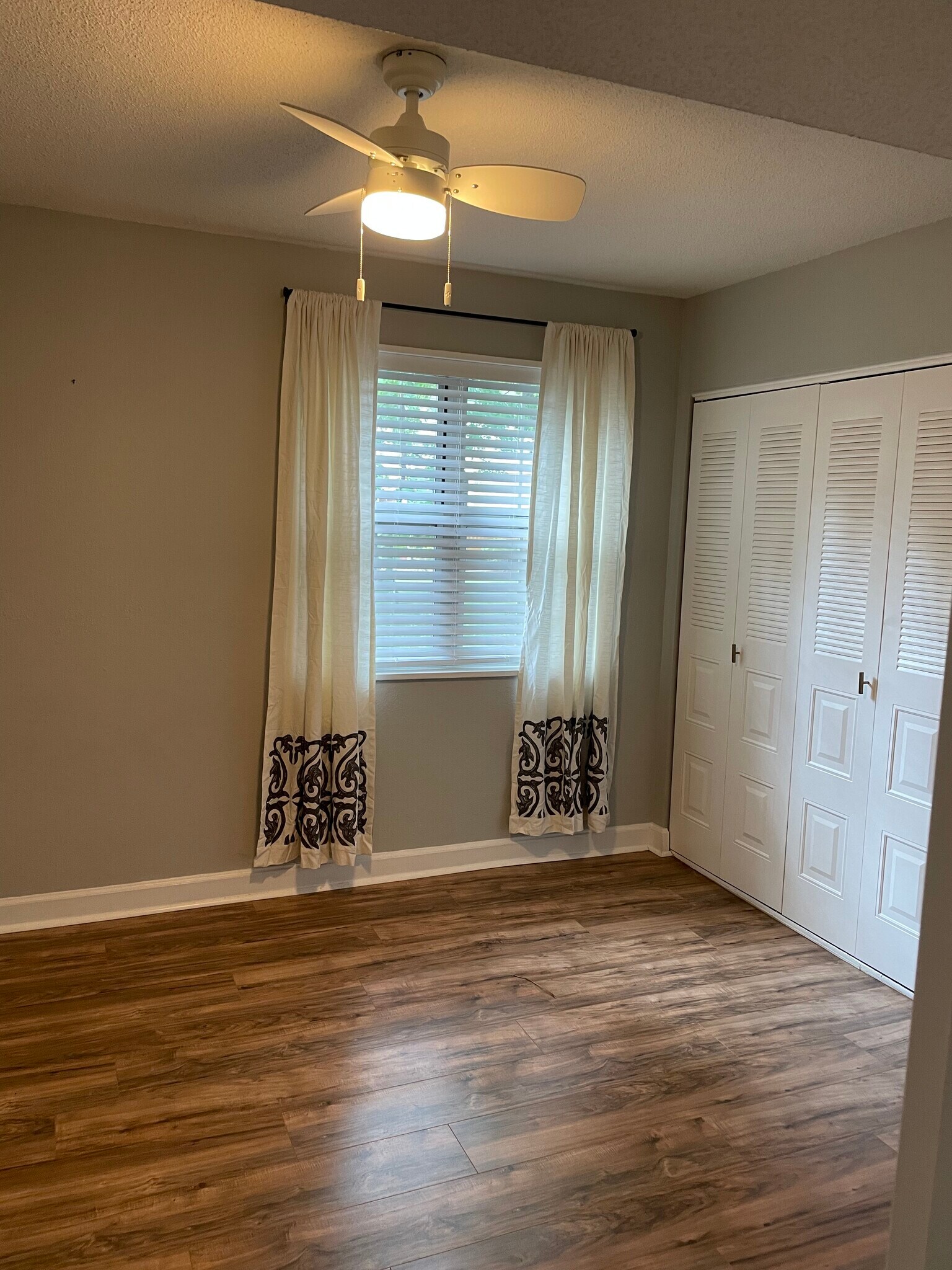 Bedroom with ceiling fan - 9055 Wrenwood Ln