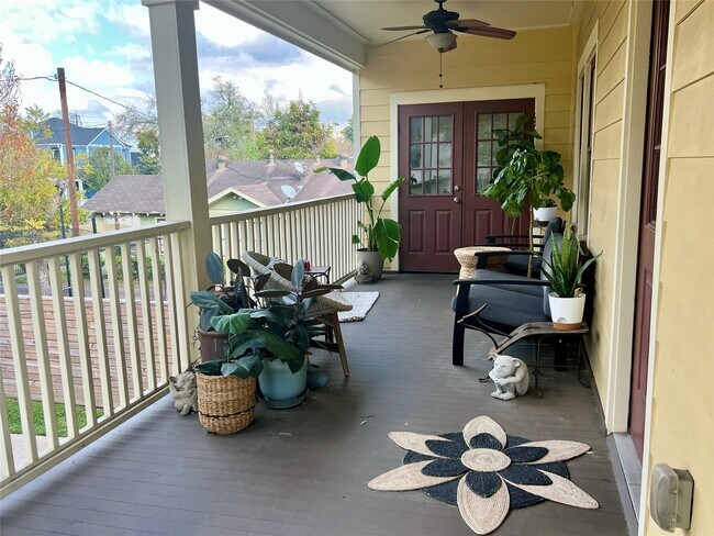 Building Photo - 1021 Louise St