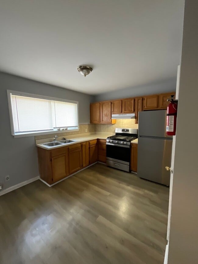 Building Photo - Absolutely Adorable two bedroom is move in ready!