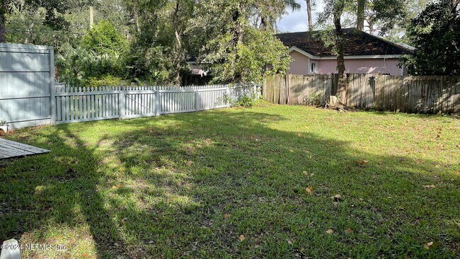 Building Photo - 437 W 9th St