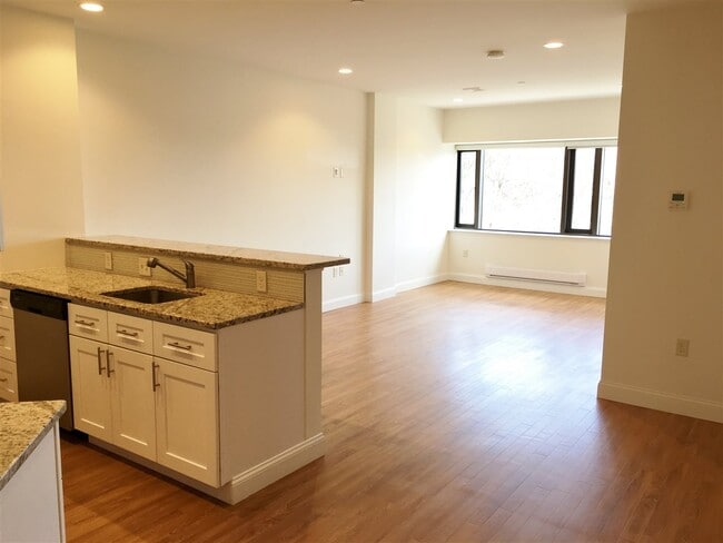 Building Photo - 875 Elm St