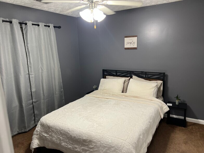 Queen bed - 105 Mills Lndg
