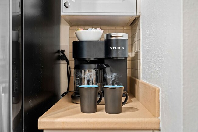 Building Photo - 1341 Bayview Dr