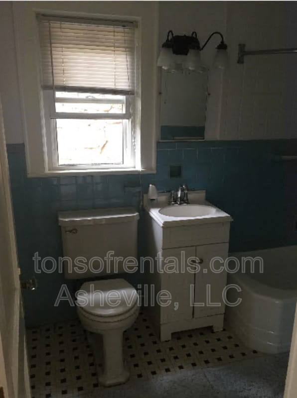 Building Photo - 1A Gables Place