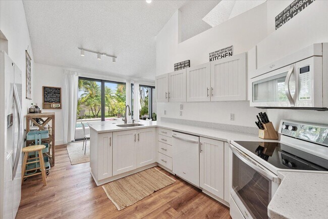 Building Photo - 2585 Sheltingham Dr