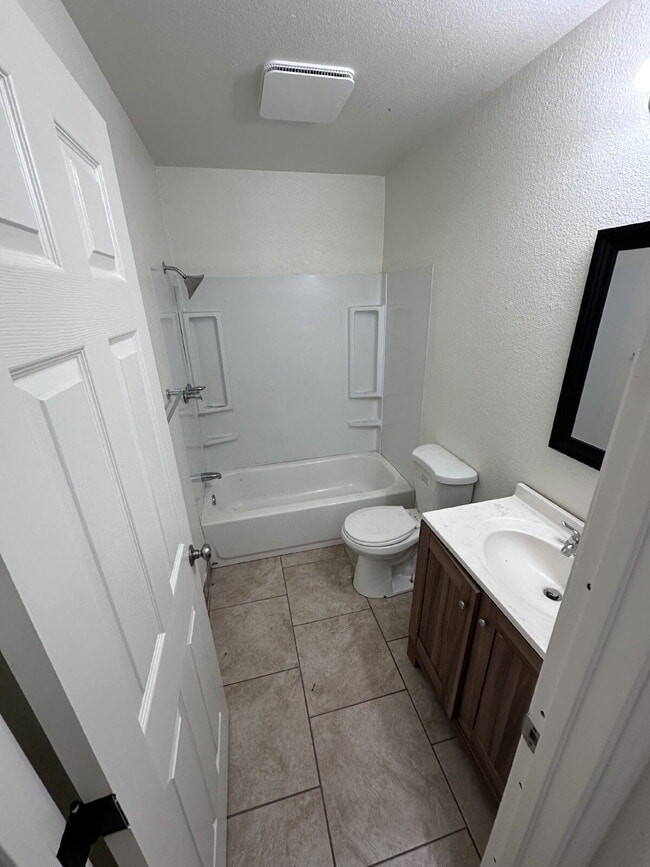 Building Photo - Renovated 1-Bedroom Apartment