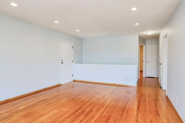Building Photo - 4 Bed / 2 Bath Daly City Home With Stunnin...