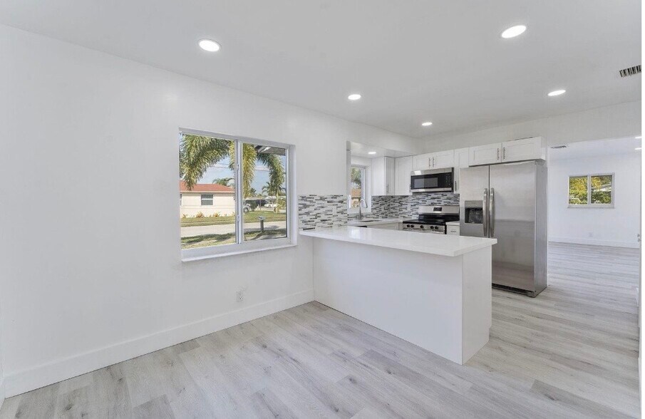Primary Photo - 240 NW 5th St