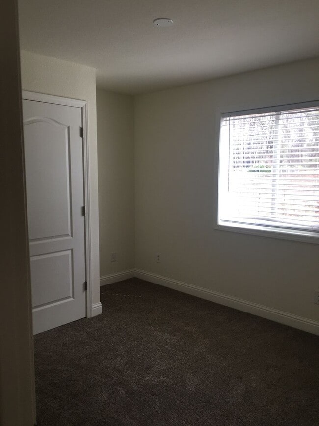 Building Photo - Paradise Location with end of road privacy...