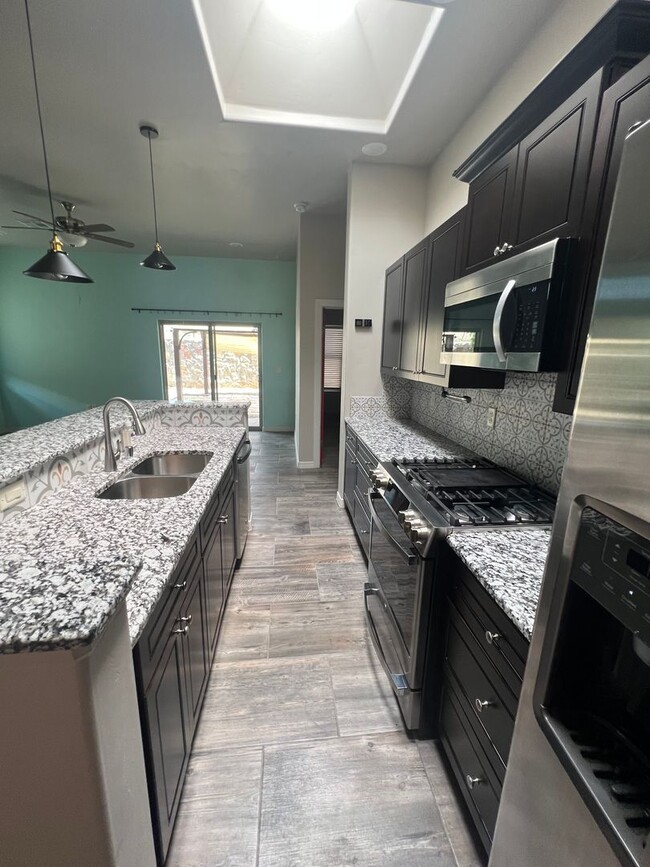 Building Photo - Nice Townhome in Gated Community with Pool...