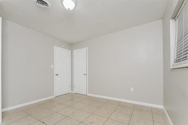 Building Photo - 1139 Cir Dr-