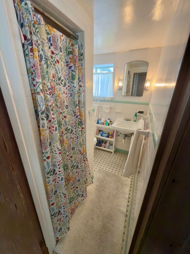 Building Photo - C1122 Woodbury Row