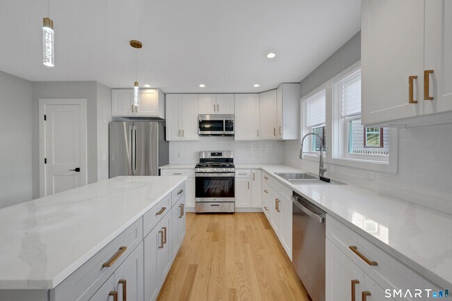 Building Photo - 20 Bouton St