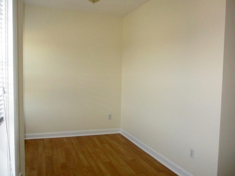 Building Photo - 2 Central St