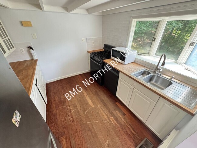 Building Photo - 8221 Barron St
