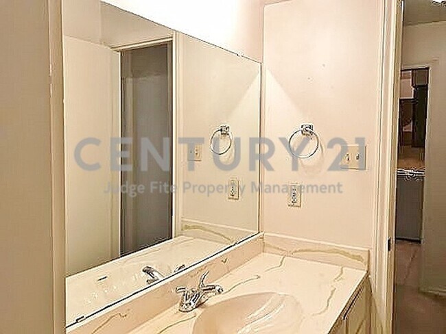 Building Photo - Great 2/1 Duplex Situated on Cul-de-sac in...
