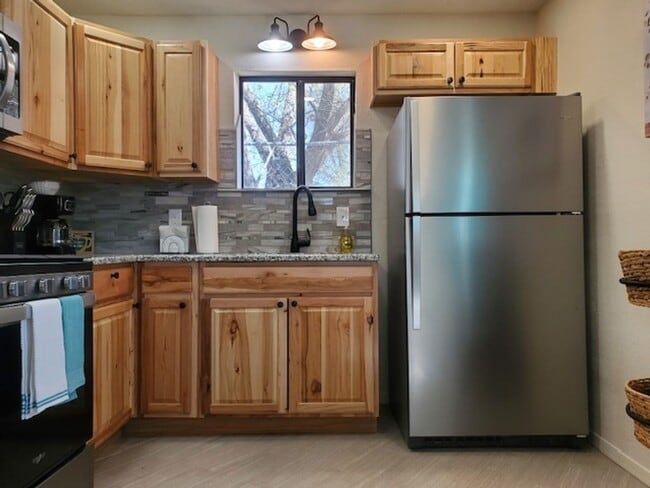 Building Photo - Minimum of 90 days OR 1 Year Lease