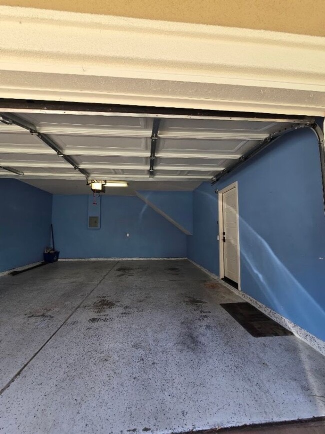 Building Photo - Bright Corner Unit Near Trails with Pool & 2-Car Garage