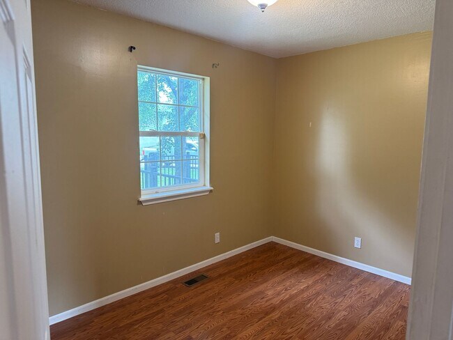 Building Photo - 404 E Maple St