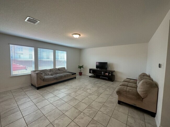 Building Photo - Coming soon... Beautiful 3 bedroom 2 bath ...