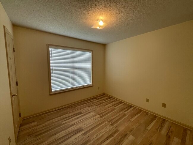 Building Photo - 2745 Tyndall Dr