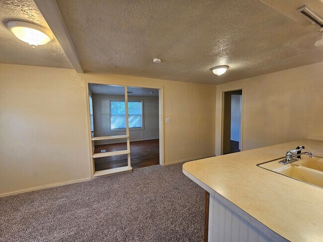 Building Photo - (2) Bed/(1) Bath in Core Norman Avail NOW! Video Tour!